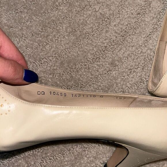 Salvatore Ferragamo Florence Italy Cream Leather Pumps 10 - Picture 7 of 7